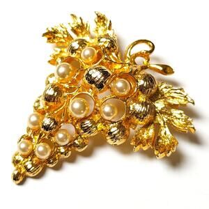 Vintage Estate Gold Tone Faux Pearl Collectible Figural Grape Bunch Brooch
